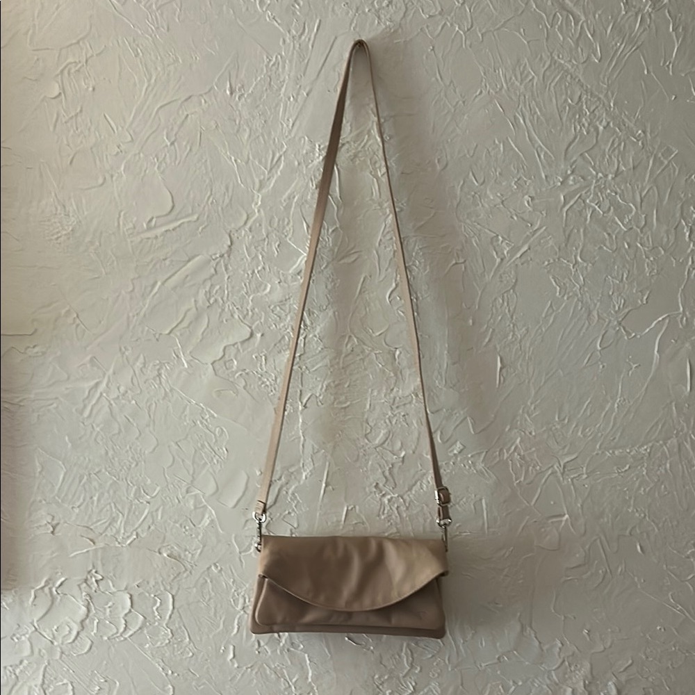 Antonella Ferrante
Leather Crossbody
Made in Italy
Approx 10” x 6”
Strap 48”
